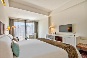 Uma cama ou camas num quarto em The George, Urban Boutique Hotel