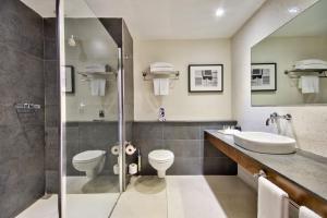 Uma casa de banho em The George, Urban Boutique Hotel