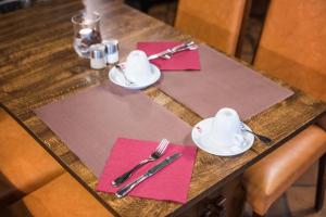 Restoran või mõni muu söögikoht majutusasutuses Domaine du Moulin d'Asselborn