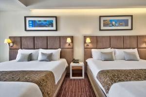 Uma cama ou camas num quarto em The George, Urban Boutique Hotel