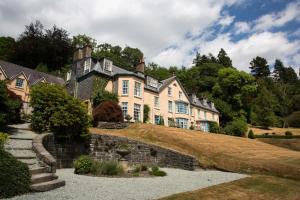 uma casa grande no topo de uma colina em The Old House, Llwyn Madoc em Llanwrtyd Wells