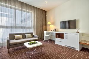 Uma televisão e/ou sistema de entretenimento em The George, Urban Boutique Hotel