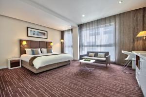 Uma cama ou camas num quarto em The George, Urban Boutique Hotel