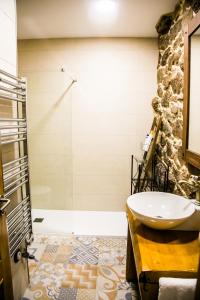リバダビアにあるA casa da Igrexaのバスルーム(シンク、シャワー付)