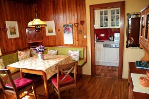 eine Küche und ein Esszimmer mit einem Tisch und Stühlen in der Unterkunft Sulamith Ferienhaus mit Garten in Sankt Kathrein am Offenegg