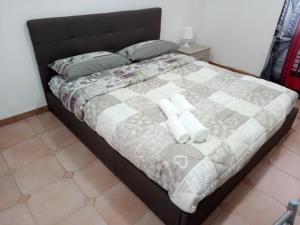 ein Bett mit zwei Kissen darauf in einem Schlafzimmer in der Unterkunft B&B MIke in Novi Ligure
