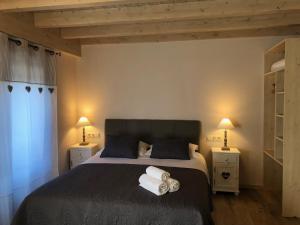 Un dormitorio con una cama con dos toallas encima. en Casa Rey, en Vilach