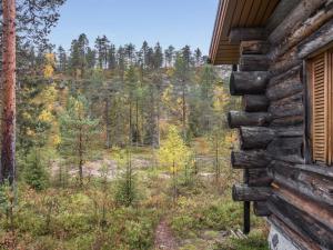 ルカにあるHoliday Home Ruska-ruka 8-3 by Interhomeの窓から森の景色を望むキャビン