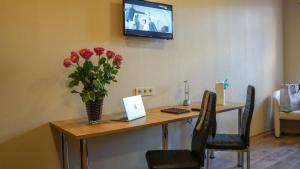 TV a/nebo společenská místnost v ubytování Bella Riga Hotel with Self-Check in