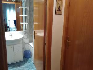 ロスピタレート・デ・リンファントにあるLlastreのバスルーム(洗面台、鏡付)