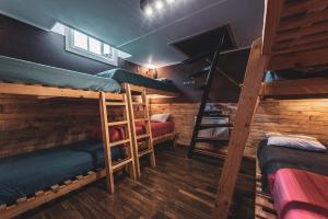 Tempat tidur susun dalam kamar di Corner Hostel Puerto Natales