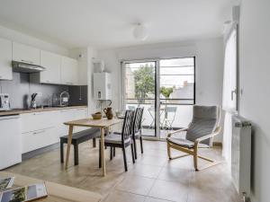 een keuken en eetkamer met een tafel en stoelen bij Apartment Roc Eden-1 by Interhome in Saint-Malo