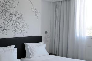 Cama ou camas em um quarto em Open Village Sports Hotel & Spa Club