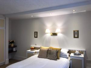 Postel nebo postele na pokoji v ubytování Tully's Hotel