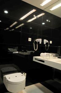 Um banheiro em Open Village Sports Hotel & Spa Club