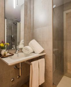 波多的住宿－波爾圖瑞文公寓式酒店，一间带水槽和淋浴的浴室