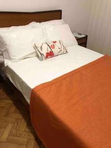 a bed with a pillow on top of it at SEA RIA - A casa dos Maria in Costa Nova
