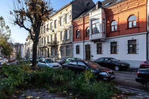 un groupe de voitures garées devant les bâtiments dans l'établissement Ostriv Hostel, à Lviv