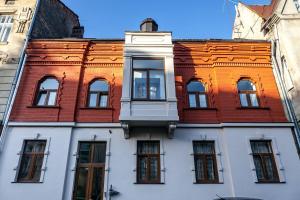 - un bâtiment blanc avec une fenêtre au-dessus dans l'établissement Ostriv Hostel, à Lviv
