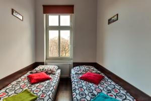 カトヴィツェにあるAPARTAMENTY ATRIUMの窓付きの部屋 ベッド2台