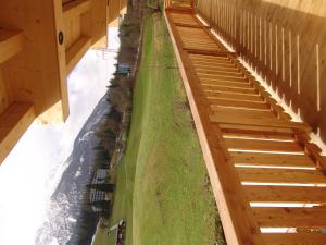 une vue aérienne sur une voie de train dans un bâtiment dans l'établissement Brabander Alm, à Biberwier