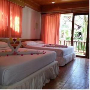 En eller flere senge i et værelse på Koh Chang Thai Garden Hill Resort