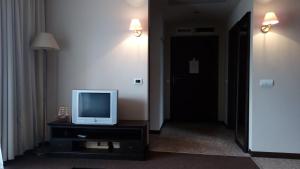 Μια τηλεόραση ή/και κέντρο ψυχαγωγίας στο One-Bedroom Private Apartment in Royal Beach