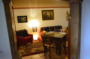 uma sala de estar com uma mesa e cadeiras e um sofá em Villaggio Naif Mimosa em Monterotondo