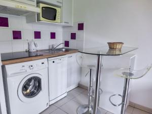 Η κουζίνα ή μικρή κουζίνα στο Apartment l'Allée des Dunes-9 by Interhome