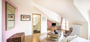 a living room with a table and chairs at Auberge Du Relais Postal in Asselborn