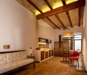 バレンシアにあるNatural loftのリビングルーム(ソファ、テーブル付)