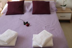 een bed met twee kussens en twee handdoeken erop bij Nin Ždrijac 2 in Nin