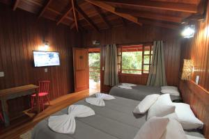 Un pat sau paturi într-o cameră la Hotel Cabanas