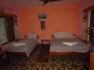 Llit o llits en una habitació de Hotel Lotus Inn