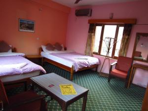 Llit o llits en una habitació de Hotel Lotus Inn