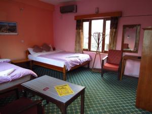 Llit o llits en una habitació de Hotel Lotus Inn