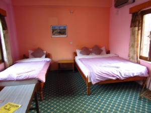 Llit o llits en una habitació de Hotel Lotus Inn