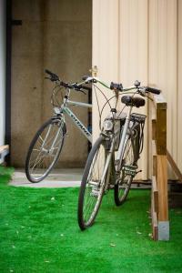 ein Fahrrad auf dem Rasen neben einem Gebäude geparkt in der Unterkunft Hotel Les Trois Lys in Azay-le-Rideau