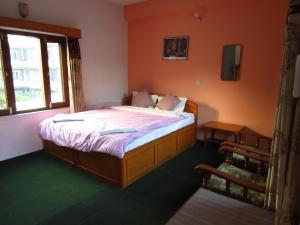 Llit o llits en una habitació de Hotel Lotus Inn