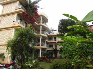 un grande edificio con fiori sui balconi di Hotel Lotus Inn a Pokhara