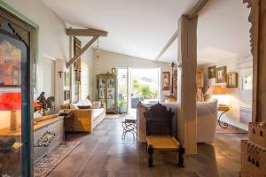 sala de estar con sofá y mesa en Villa Mogador Piscine et Balnéo, en Andernos-les-Bains