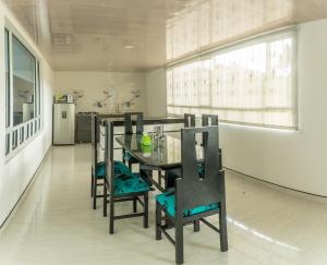 a dining room with a table and chairs and a kitchen at Apartamento - ApartaSuite ARGUS in Paipa