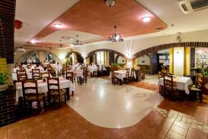 A restaurant or other place to eat at Kompleks Hotelowy Logos