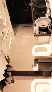 A bathroom at Frida Suites
