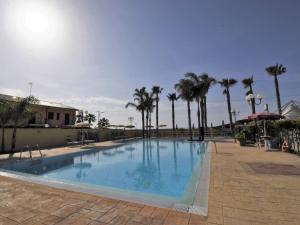 Una gran piscina con palmeras al fondo. en Apartment L'Ancora-1 by Interhome, en Porto Empedocle
