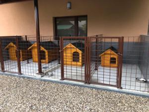 a group of bird cages sitting next to a building at Sobe Pavlaković in Ozalj