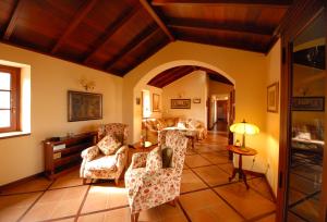 拉克魯斯的住宿－Casa Strelizia - vivienda vacacional，客厅配有沙发、椅子和桌子