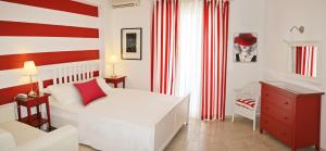Кровать или кровати в номере Haris Hotel Apartments and Suites
