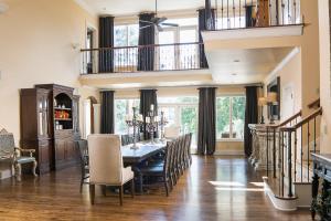 Un comedor con mesa y sillas en The Villa, en Greensboro