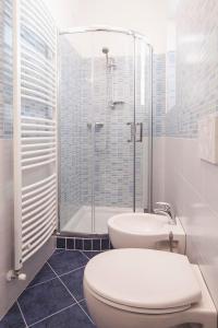 ein Bad mit einem WC, einer Dusche und einem Waschbecken in der Unterkunft Artemide Relais in Montebelluna